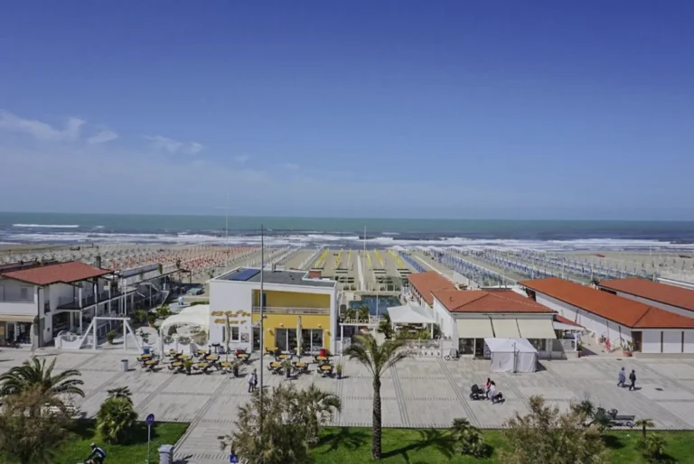 La camera matrimoniale vista mare offre un rifugio sereno con una vista impareggiabile sul Mediterraneo, perfetta per momenti indimenticabili a Viareggio